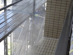 見学会中に作業していた外壁高圧水洗浄の様子
